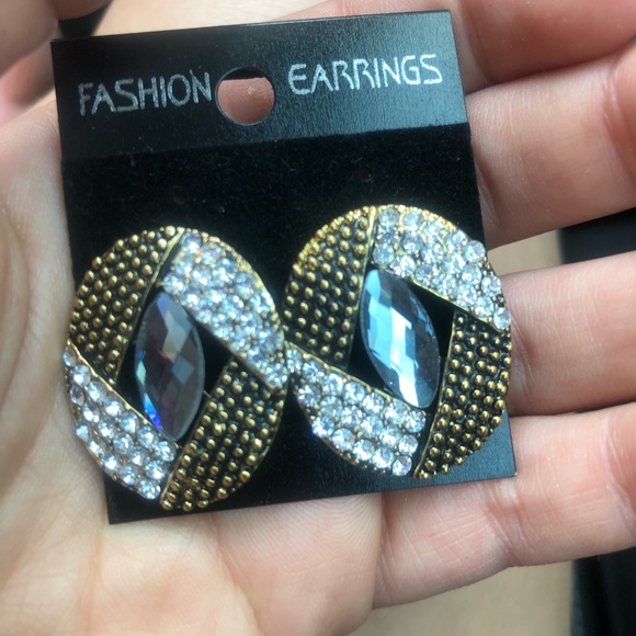 Studded earrings - Picture 1 of 1